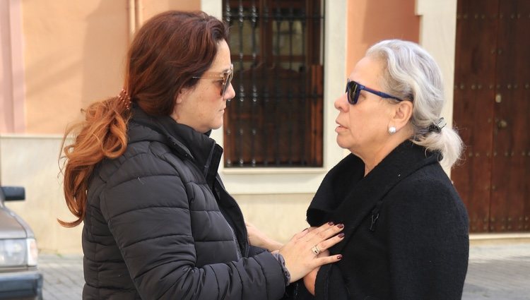 Carmen Gahona y Rocío Cortés hablando a su llegada a la Hermandad de los Gitanos