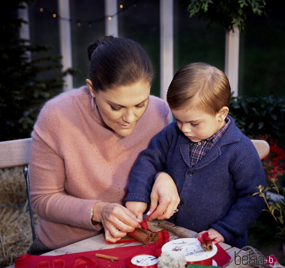 Victoria de Suecia junto a su hijo el Príncipe Oscar haciendo adornos navideños