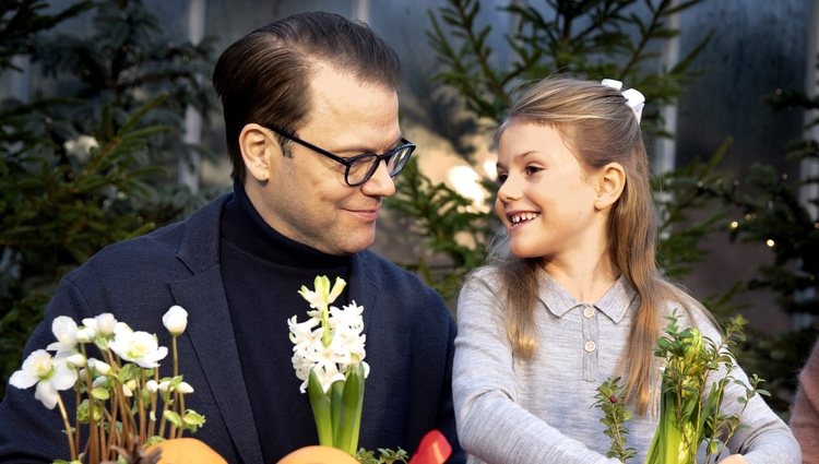 El Príncipe Daniel de Suecia junto a su hija la Princesa Estela haciendo adornos navideños