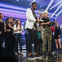 Famous y Alba Reche recogiendo sus premios en la gala final 'OT 2018'