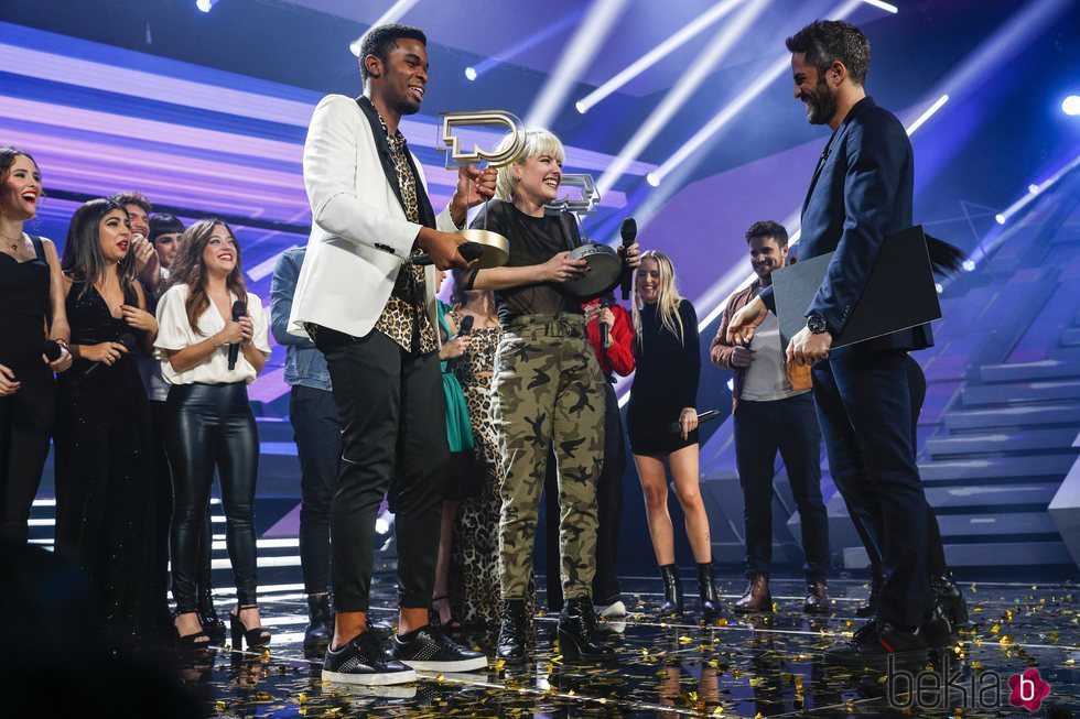 Famous y Alba Reche recogiendo sus premios en la gala final 'OT 2018'