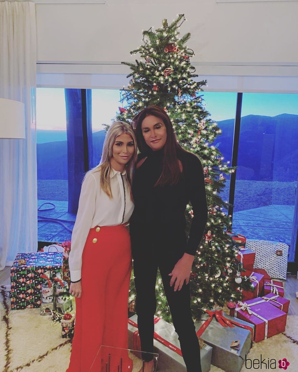 Caitlyn Jenner y Sophia Hutchins posando delante de su árbol de Navidad 2018