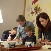 Federico y Mary de Dinamarca junto a sus hijos cocinan galletas de Navidad