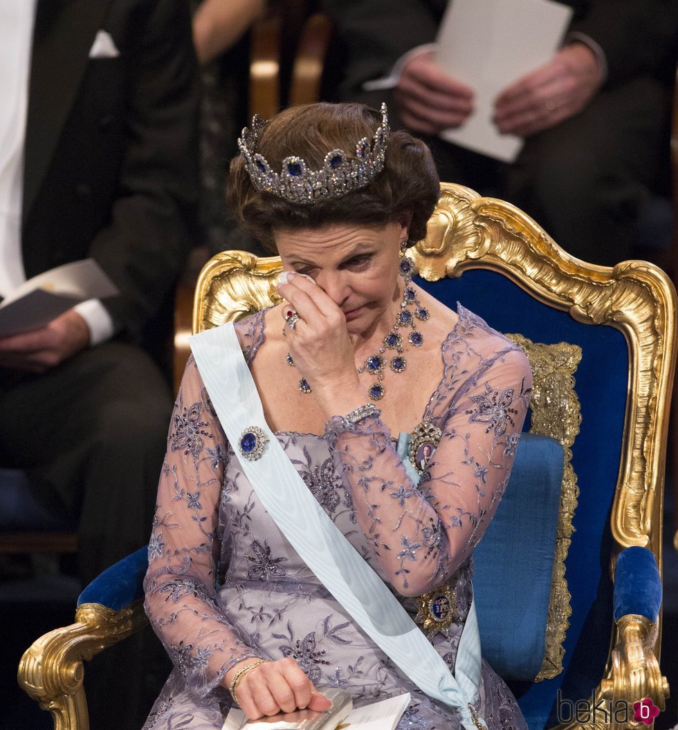 La Reina Silvia de Suecia llorando en la ceremonia de los Premios Nobel