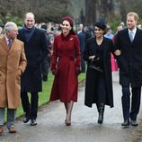El príncipe Carlos de Inglaterra, los duques de Sussex y los duques de Cambridge llegando a la Misa de Navidad 2018