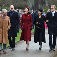 El Príncipe Carlos, el Príncipe Guillermo y Kate Middleton y el Príncipe Harry y Meghan Markle llegando a la Misa de Navidad 2018