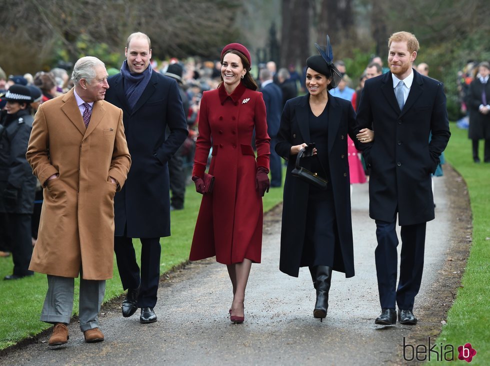 El Príncipe Carlos, el Príncipe Guillermo y Kate Middleton y el Príncipe Harry y Meghan Markle llegando a la Misa de Navidad 2018
