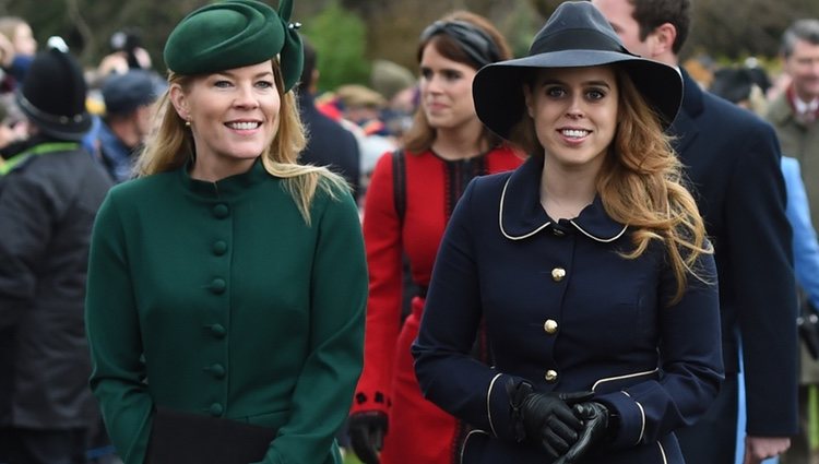 La princesa Beatriz de York y Autumn Kelly llegando a la Misa de Navidad 2018