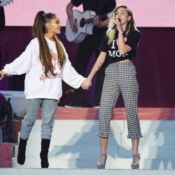 Miley Cyrus y Ariana Grande en el concierto One Love Manchester