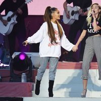 Miley Cyrus y Ariana Grande en el concierto One Love Manchester