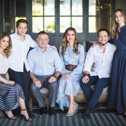 La Familia Real Jordana felicita las fiestas y desea un próspero año con este posado