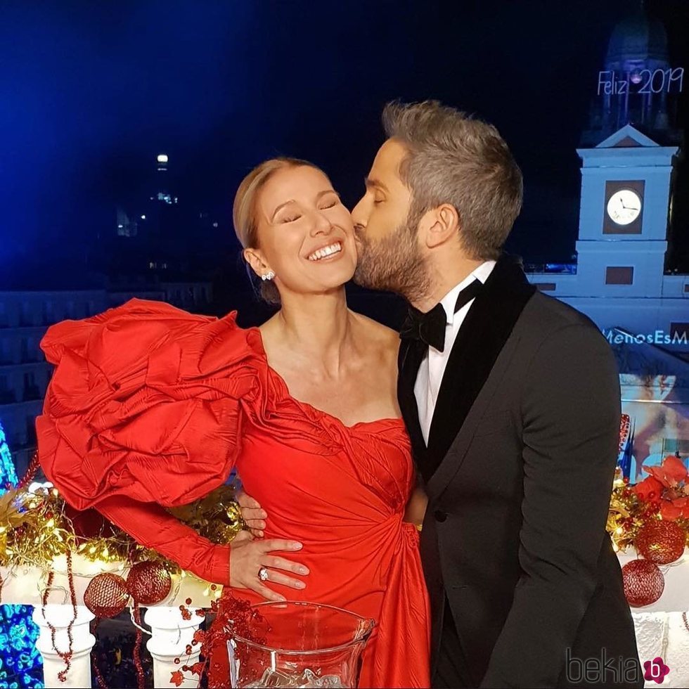 Roberto Leal besa en la mejilla a Anne Igartiburu durante las Campanadas 2018