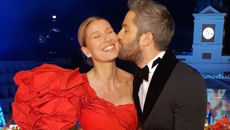 Roberto Leal besa en la mejilla a Anne Igartiburu durante las Campanadas 2018