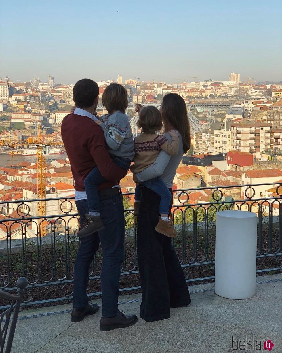 Iker Casillas y Sara Carbonero contemplando Oporto con sus hijos