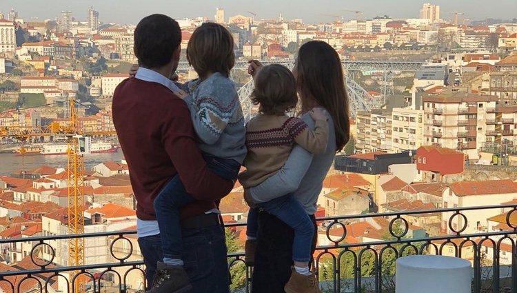 Iker Casillas y Sara Carbonero contemplando Oporto con sus hijos