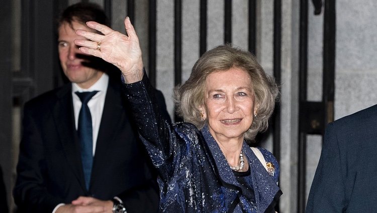 La Reina Sofía saliendo del Teatro Real de Madrid