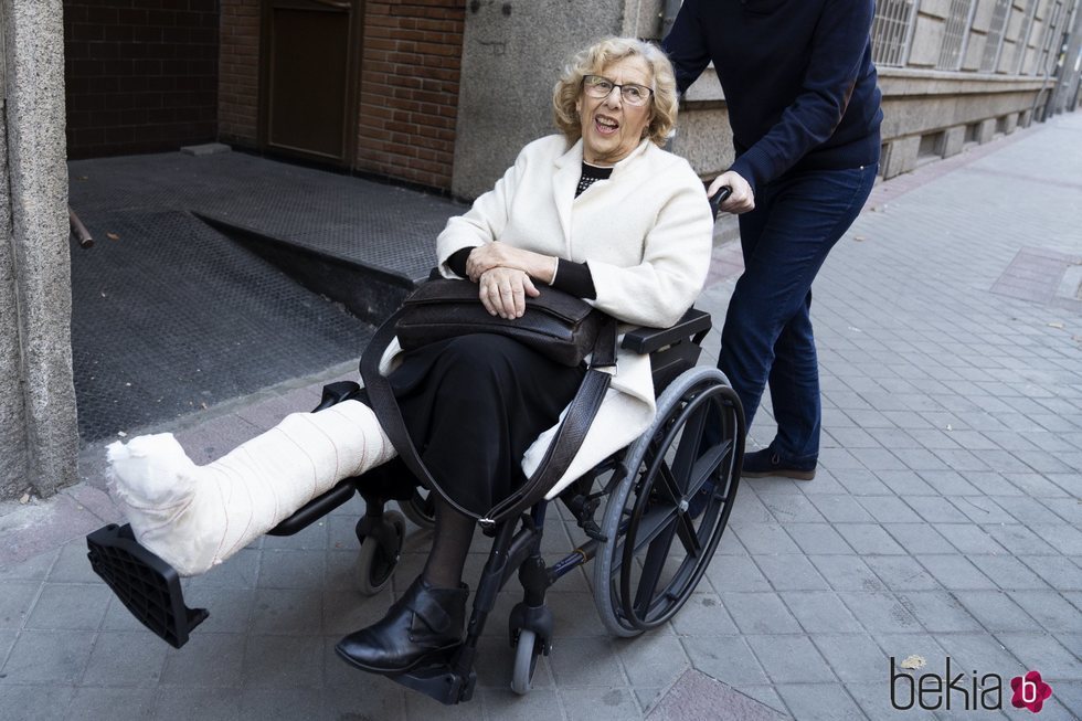 Manuela Carmena a la salida del hospital