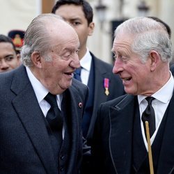 El Rey Juan Carlos y el Príncipe Carlos muy sonrientes en el funeral del Rey Miguel de Rumanía