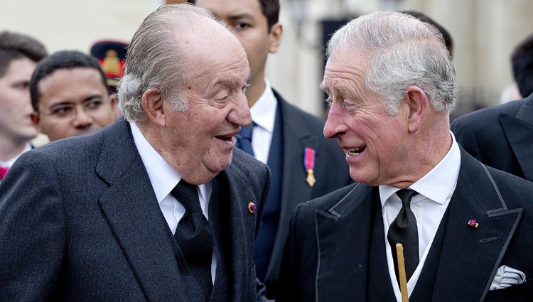 El Rey Juan Carlos y el Príncipe Carlos muy sonrientes en el funeral del Rey Miguel de Rumanía