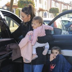 Irene Rosales con sus hijas Ana y Carlota llegando a casa tras pasar Nochevieja en Cantora