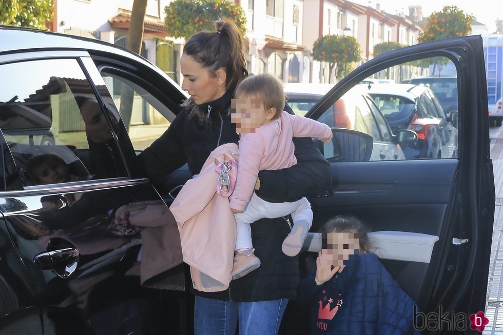 Irene Rosales con sus hijas Ana y Carlota llegando a casa tras pasar Nochevieja en Cantora