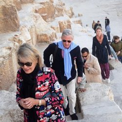Los Reyes Felipe y Matilde de Bélgica visitando unas ruinas egipcias