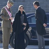 Los Reyes Felipe y Letizia recibidos por Pedro Sánchez a su llegada a la Plaza de la Armería