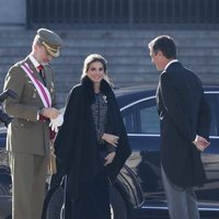 Los Reyes Felipe y Letizia recibidos por Pedro Sánchez a su llegada a la Plaza de la Armería