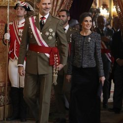 Los Reyes Felipe y Letizia entrando en la Sala Gasparini para saludar a los invitados en la Pascua Militar 2019