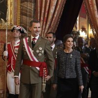 Los Reyes Felipe y Letizia entrando en la Sala Gasparini para saludar a los invitados en la Pascua Militar 2019