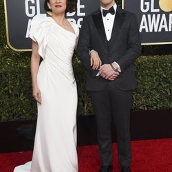 Sandra Oh y Andy Samberg en la alfombra roja de los Globos de Oro 2019