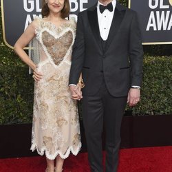 Andy Samberg y su esposa Joanna Newsom en la alfombra roja de los Globos de Oro 2019