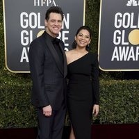 Jim Carrey y Ginger Gonzaga en la alfombra roja de los Globos de Oro 2019