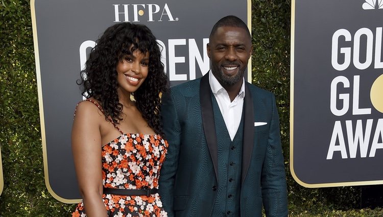 Idris Elba y Sabrina Dhowre en la alfombra roja de los Globos de Oro 2019
