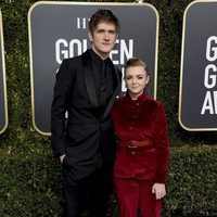 Elsie Fisher y Bo Burnham en la alfombra roja de los Globos de Oro 2019