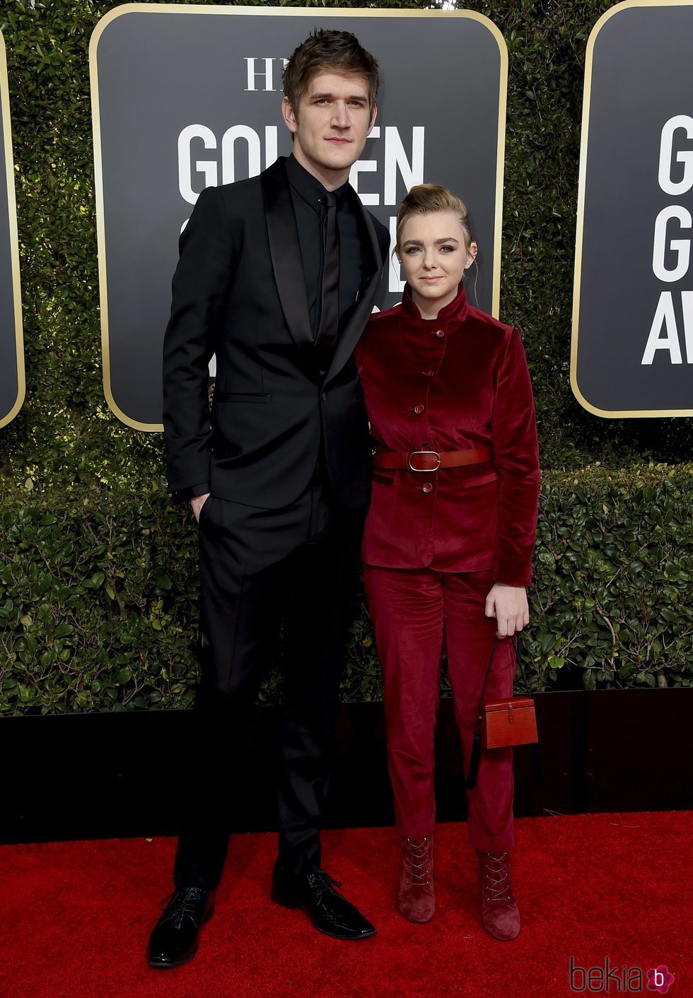 Elsie Fisher y Bo Burnham en la alfombra roja de los Globos de Oro 2019