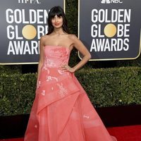Jameela Jamil en la alfombra roja de los Globos de Oro 2019