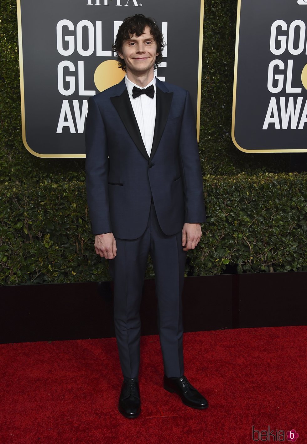 Evan Peters en la alfombra roja de los Globos de Oro 2019