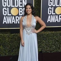 Gina Rodriguez en la alfombra roja de los Globos de Oro 2019