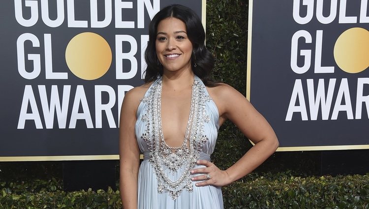 Gina Rodriguez en la alfombra roja de los Globos de Oro 2019