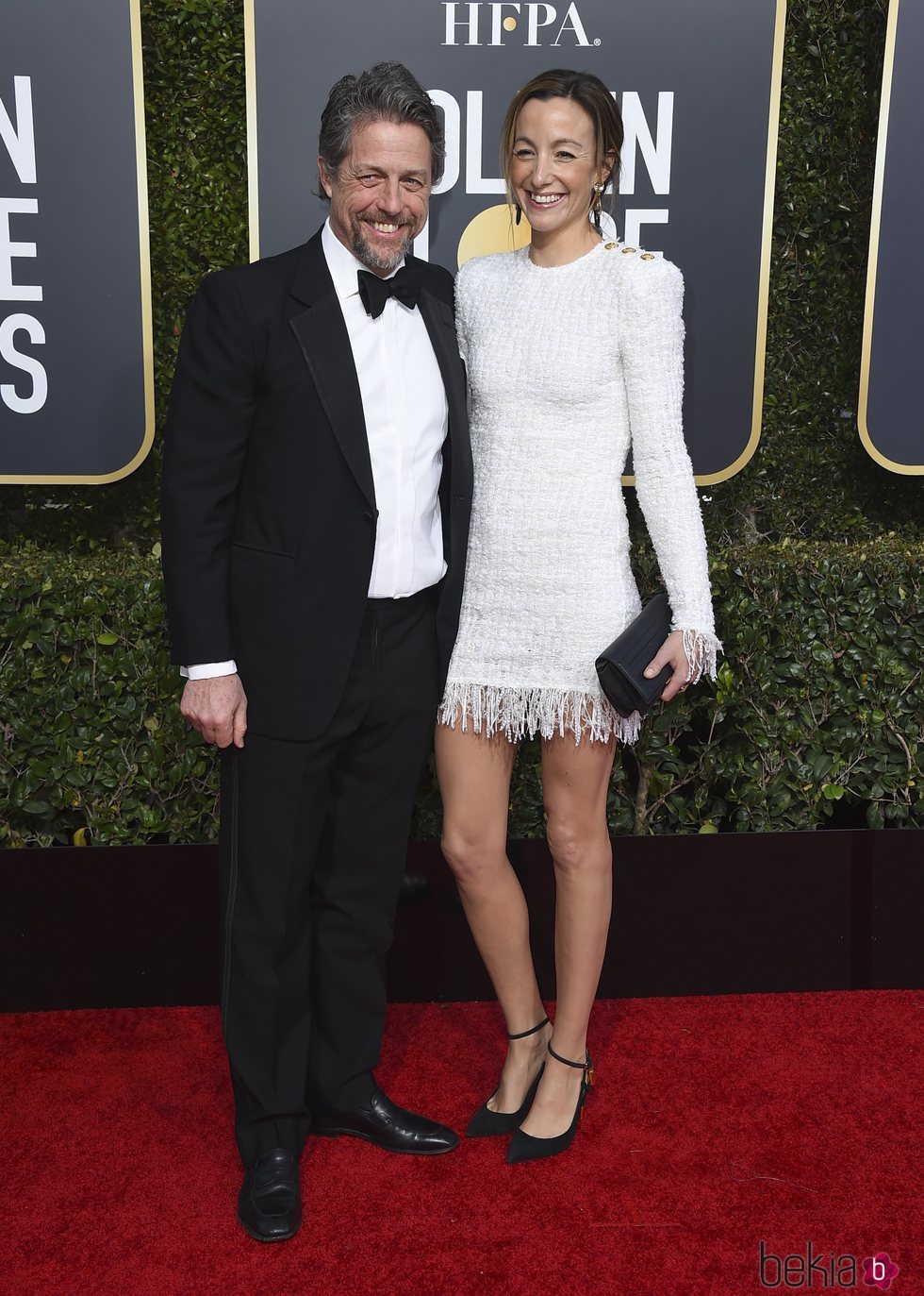 Hugh Grant y Anna Eberstein en la alfombra roja de los Globos de Oro 2019