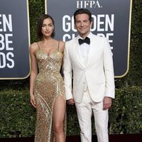Irina Shayk y Bradley Cooper  en la alfombra roja de los Globos de Oro 2019