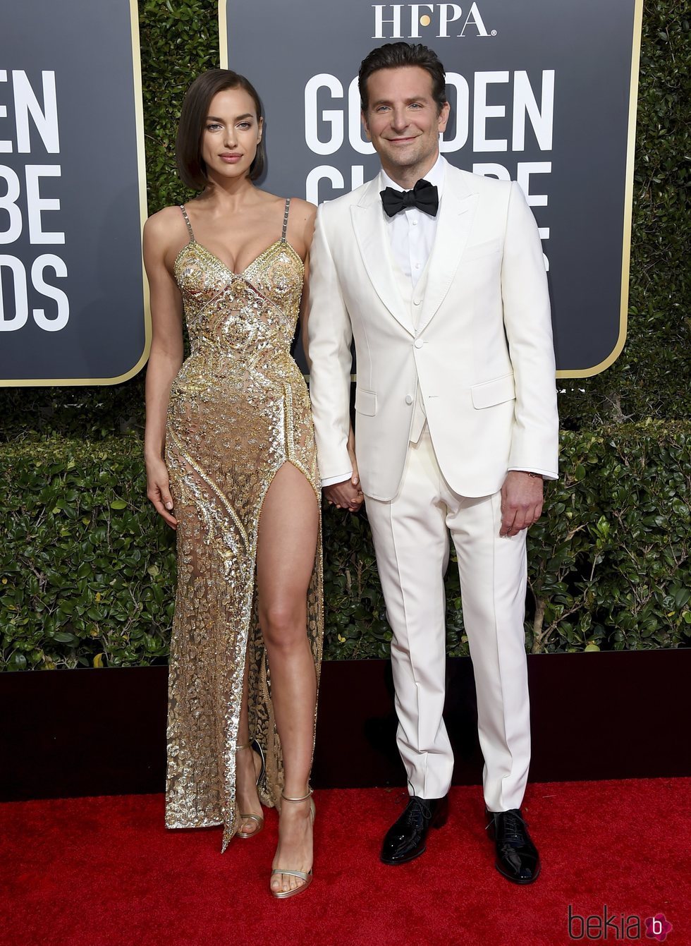 Irina Shayk y Bradley Cooper  en la alfombra roja de los Globos de Oro 2019