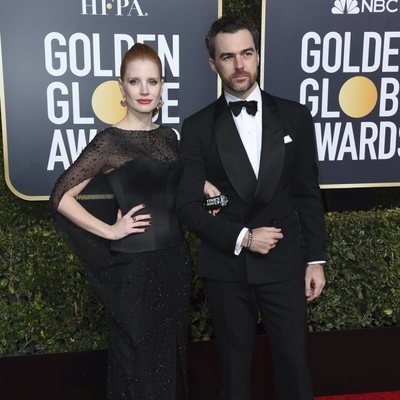 Jessica Chastain y Gian Luca en la alfombra roja de los Globos de Oro 2019