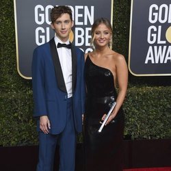 Troye Sivan y Sage Sivan en la alfombra roja de los Globos de Oro 2019