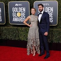 Emily Blunt y John Krasinski en la alfombra roja de los Globos de Oro 2019