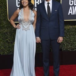 Gina Rodriguez y Joe LoCicero en la alfombra roja de los Globos de Oro 2019