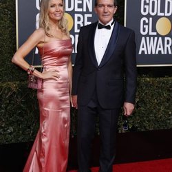 Nicole Kimpel y Antonio Banderas en la alfombra roja de los Globos de Oro 2019
