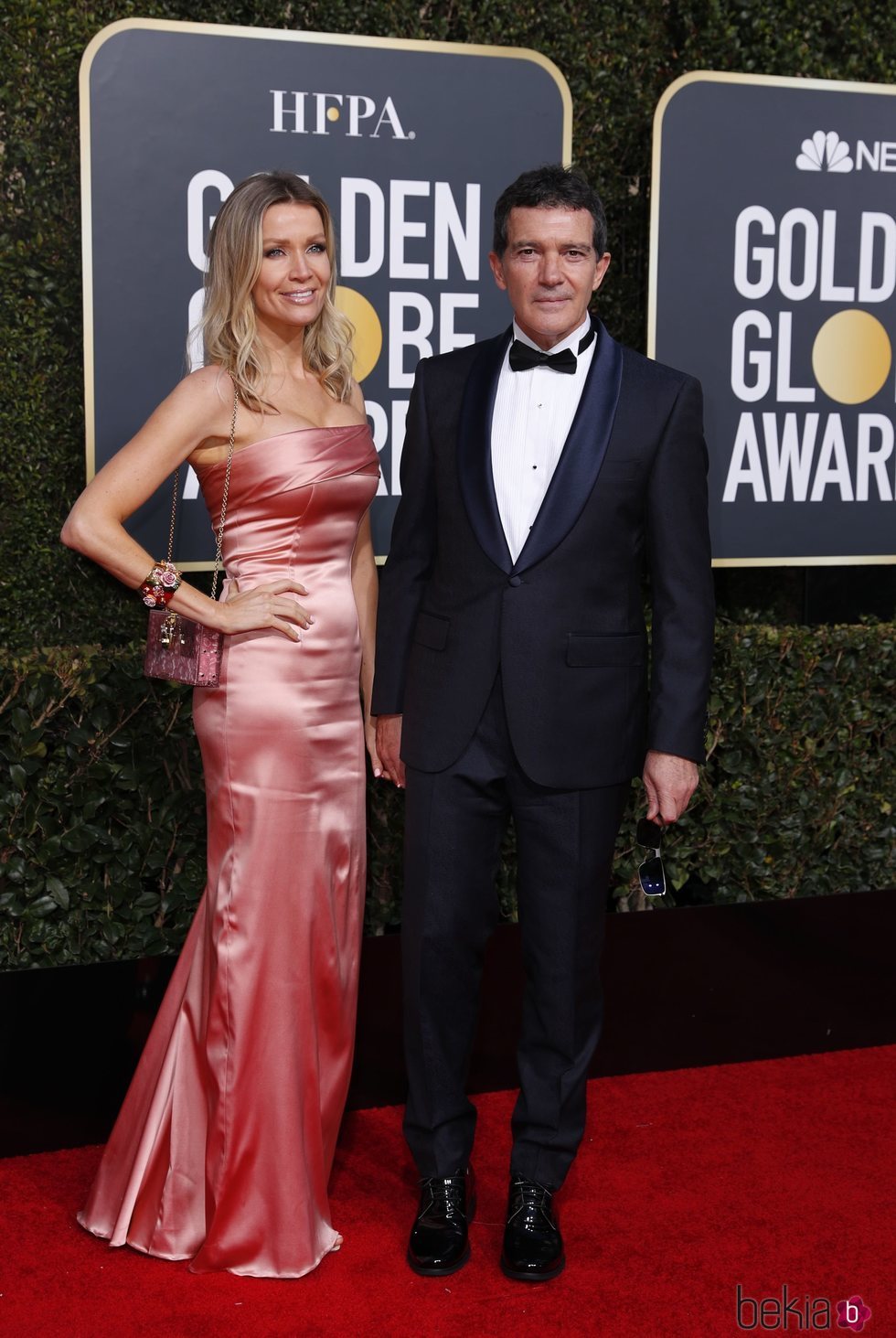 Nicole Kimpel y Antonio Banderas en la alfombra roja de los Globos de Oro 2019