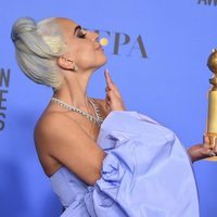 Lady Gaga posando con su premio en los Globos de Oro 2019